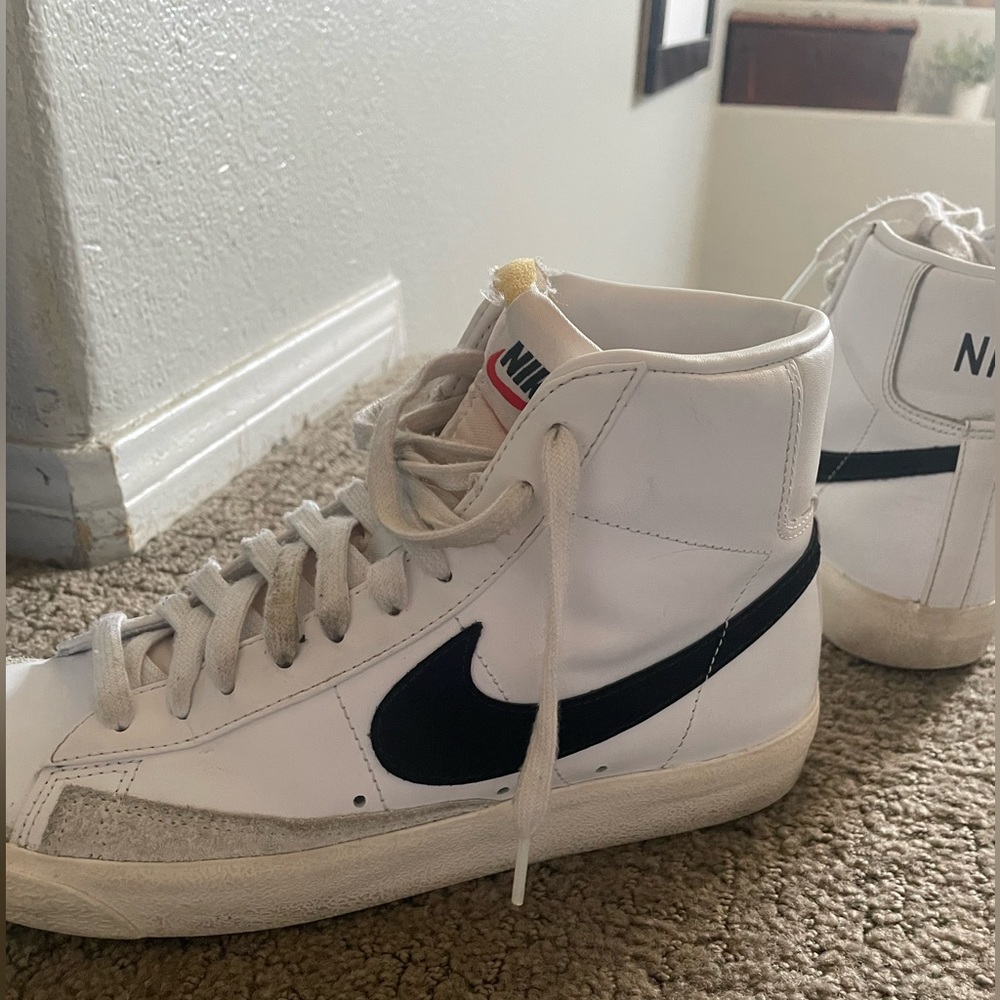 Women's Nike blazers Mid '77 shoes size 8.5 US